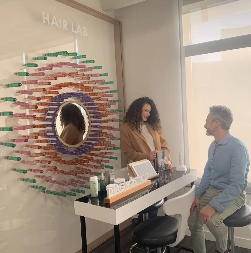 Cliente del salón con su nuevo peinado
